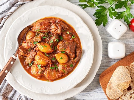 Кунели стифадо – традиционна гръцка яхния със заешко месо, доматено пюре и червено вино - снимка на рецептата
